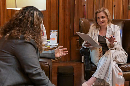 La Gobernadora Maru Campos recibió a reconocidas activistas para dialogar sobre avances en derechos de las mujeres en Chihuahua, como la ley “Beatriz” y el fortalecimiento de los CEJUMs.