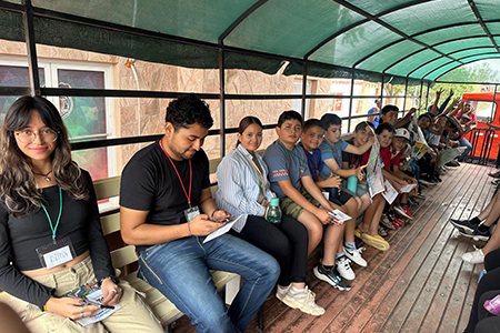 Más de 50 niños del DIF participaron en un paseo educativo en el Armoncito, organizado por Turismo Municipal de Nuevo Casas Grandes como parte del programa Veraneada DIF 2025, fomentando cultura e identidad.