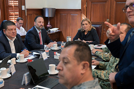 Maru Campos presidió la Mesa de Coordinación de Paz y refrendó su compromiso con el gobierno federal y municipal para garantizar la seguridad en Chihuahua. Se ejecutaron 52 órdenes de aprehensión.