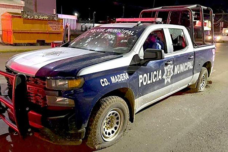 La Fiscalía de Chihuahua identificó a los dos policías municipales asesinados en Madera. El ataque también dejó un civil sin vida que aún no ha sido reconocido. El hecho ocurrió en la cabecera municipal y continúa bajo investigación.
