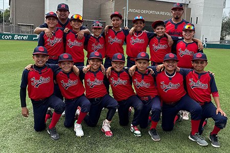 Con jugadores de varios municipios, los Indios de Casas Grandes llevan tres juegos ganados sin recibir carrera en la Serie Nacional Williamsport 2025, orgullo del béisbol infantil chihuahuense.