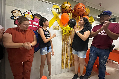 Con 13 años, Itzhel superó un tumor en el riñón tras 24 quimioterapias. Tocó la Campana de la Victoria en el HGR No. 1 del IMSS, símbolo de su fuerza y ganas de seguir jugando basquetbol.