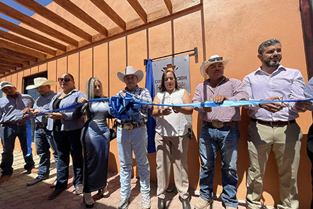 Joel Loya encabezó la entrega del nuevo velatorio en la colonia Fernández Leal, Janos. La obra fue realizada con recursos del Fondo de Desarrollo Municipal y responde a una necesidad comunitaria sentida.