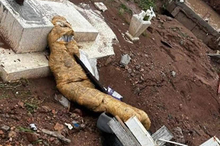 Una fuerte lluvia en Chihuahua provocó el colapso de una barda en el panteón municipal No. 3, afectando 40 tumbas y dejando un cuerpo expuesto. Autoridades trabajan en la restauración.