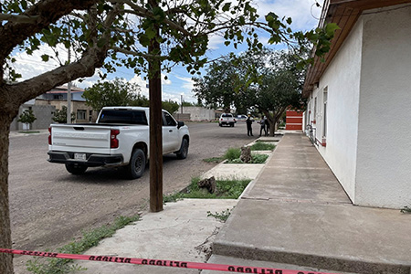 Un hombre identificado como médico fue encontrado sin vida en su casa en el centro de Nuevo Casas Grandes; familiares alertaron a la AEI, que investiga muerte violenta.