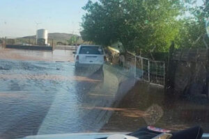 Protección Civil mantiene alerta por lluvias intensas y granizo en gran parte del estado. Las precipitaciones han provocado inundaciones, rescates y cierres carreteros en Chihuahua.