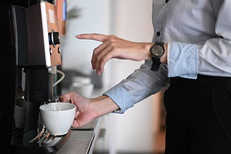 Un estudio reveló que el café de máquinas de oficina contiene sustancias que elevan el colesterol. Se recomienda usar métodos con filtro de papel para reducir riesgos a la salud cardiovascular.
