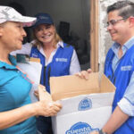 En Chihuahua capital, la gobernadora Maru Campos brindó atención a los afectados por lluvias, con distribución de ayuda, maquinaria para limpieza y compromiso de respuestas inmediatas.