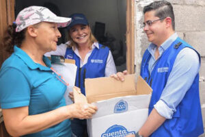 En Chihuahua capital, la gobernadora Maru Campos brindó atención a los afectados por lluvias, con distribución de ayuda, maquinaria para limpieza y compromiso de respuestas inmediatas.