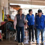 La gobernadora Maru Campos recorrió colonias del norte de Chihuahua afectadas por las lluvias, entregó apoyos y supervisó daños a viviendas e infraestructura hídrica colapsada.