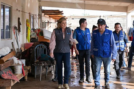 La gobernadora Maru Campos recorrió colonias del norte de Chihuahua afectadas por las lluvias, entregó apoyos y supervisó daños a viviendas e infraestructura hídrica colapsada.