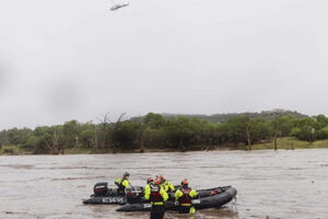 Inundación súbita en Texas tras desbordamiento del río Guadalupe deja al menos 20 muertos y decenas de niñas desaparecidas en campamentos de verano. Autoridades intensifican búsqueda con drones y helicópteros. Se habilitan refugios para sobrevivientes mientras crece tensión comunitaria.
