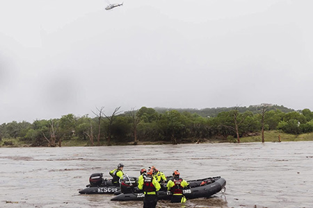 Inundación súbita en Texas tras desbordamiento del río Guadalupe deja al menos 20 muertos y decenas de niñas desaparecidas en campamentos de verano. Autoridades intensifican búsqueda con drones y helicópteros. Se habilitan refugios para sobrevivientes mientras crece tensión comunitaria.