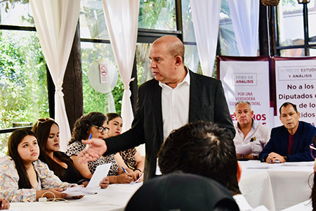 El diputado Edin Estrada presenta en Cuauhtémoc propuestas legislativas como la eliminación de plurinominales y la apertura del Congreso a la ciudadanía para fortalecer la democracia en Chihuahua.