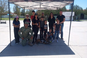 Alumnos del Centro Comunitario 1º de Mayo visitaron el 35 Batallón de Infantería en NCG, presenciaron Honores a la Bandera y aprendieron sobre el papel del Ejército Mexicano.