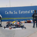 La SSPE, Sedena y Guardia Nacional realizaron un operativo en el Cereso 1 de Nuevo Casas Grandes. Se decomisaron objetos prohibidos y se inspeccionaron celdas y áreas comunes con la participación de más de 80 elementos de seguridad.