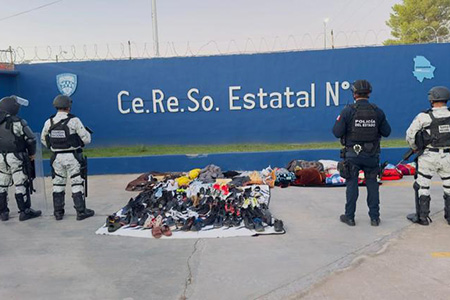 La SSPE, Sedena y Guardia Nacional realizaron un operativo en el Cereso 1 de Nuevo Casas Grandes. Se decomisaron objetos prohibidos y se inspeccionaron celdas y áreas comunes con la participación de más de 80 elementos de seguridad.