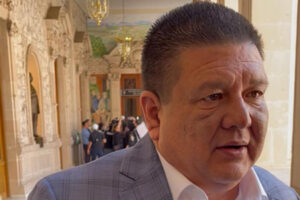 La Fiscalía de Chihuahua confirmó que Abraham Alejandro F.D., acusado por la muerte de Jasiel Giovanny, solicitó ser identificado como hombre. El fiscal indicó que su género no influye en el proceso.