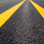 SCOP Chihuahua aplicó pintura de señalamiento horizontal en la carretera Nuevo Casas Grandes–Casas Grandes para reforzar la seguridad vial durante vacaciones