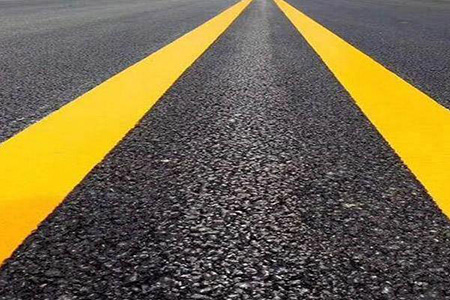 SCOP Chihuahua aplicó pintura de señalamiento horizontal en la carretera Nuevo Casas Grandes–Casas Grandes para reforzar la seguridad vial durante vacaciones