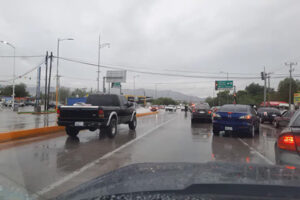 El SMN pronostica lluvias fuertes para este viernes en Chihuahua. Se esperan tormentas eléctricas, viento y acumulaciones de agua en varias regiones. Autoridades piden tomar precauciones.