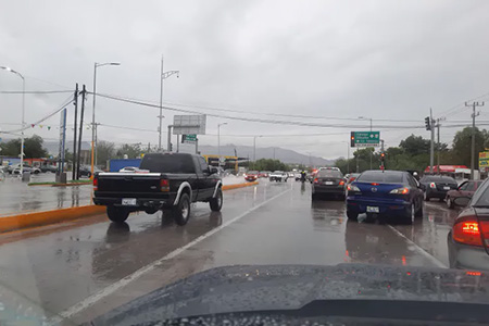 El SMN pronostica lluvias fuertes para este viernes en Chihuahua. Se esperan tormentas eléctricas, viento y acumulaciones de agua en varias regiones. Autoridades piden tomar precauciones.