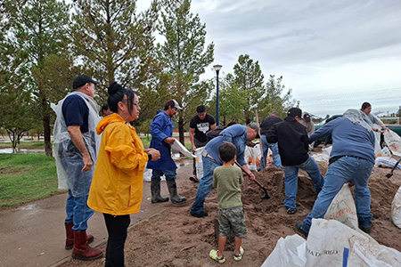 Ciudadanos, bomberos y trabajadores de Puerto Palomas se unieron para llenar costales de arena y proteger viviendas tras las recientes inundaciones.