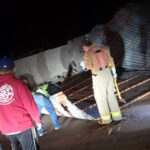 Vientos intensos provocaron la caída de un poste eléctrico y un techado en Puerto Palomas. Bomberos voluntarios respondieron de inmediato, aseguraron la zona y evitaron daños mayores.