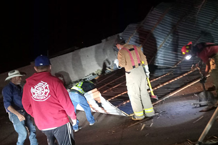 Vientos intensos provocaron la caída de un poste eléctrico y un techado en Puerto Palomas. Bomberos voluntarios respondieron de inmediato, aseguraron la zona y evitaron daños mayores.