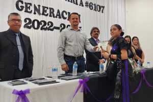 El alcalde Francis Leany participó en la graduación de la Telesecundaria 6107, reafirmando su compromiso con la educación en Galeana. Reconocen avances en infraestructura y apoyo institucional.