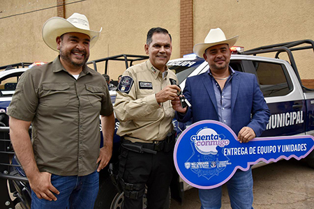 La SSPE entregó patrullas y equipo policial a Madera y otros municipios con inversión de 10 mdp. Autoridades destacan el fortalecimiento de la seguridad en la Sierra de Chihuahua.