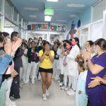 Regina, de 16 años, venció la leucemia linfoblástica aguda tras casi tres años de tratamiento en el IMSS de Chihuahua y celebró tocando la Campana de la Victoria.