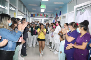 Regina, de 16 años, venció la leucemia linfoblástica aguda tras casi tres años de tratamiento en el IMSS de Chihuahua y celebró tocando la Campana de la Victoria.