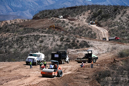 Durante las obras de la carretera Bavispe–NCG, la SICT reubicó fauna silvestre como un zorrillo listado, una tortuga y una serpiente topera en la Reserva de la Biosfera de Janos.