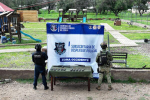 Autoridades de Chihuahua y Sedena desmantelan un campamento criminal en la sierra de Madera, asegurando armas, cargadores y más de 200 cartuchos útiles.