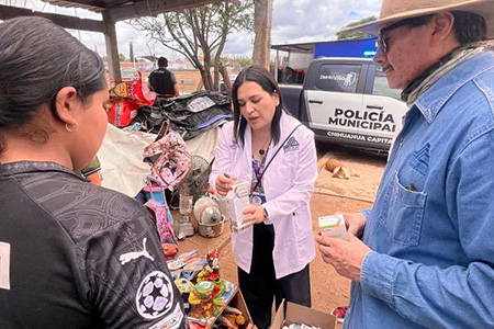 La Secretaría de Salud atendió a familias de El Porvenir, Chihuahua, tras las lluvias del lunes. Se entregaron medicamentos, agua purificada, plata coloidal y se fumigaron casas con control larvario.