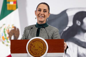 La presidenta Claudia Sheinbaum confirmó que Julio César Chávez Jr enfrenta una orden de aprehensión en México por tráfico de armas. La FGR trabaja en su deportación desde Estados Unidos.