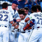 Los Azulejos de Toronto vencieron 8-5 a los Yankees de Nueva York y completaron una barrida de cuatro juegos que los coloca en la cima del Este de la Liga Americana por primera vez desde 2016.