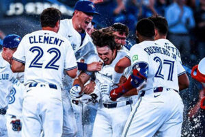Los Azulejos de Toronto vencieron 8-5 a los Yankees de Nueva York y completaron una barrida de cuatro juegos que los coloca en la cima del Este de la Liga Americana por primera vez desde 2016.