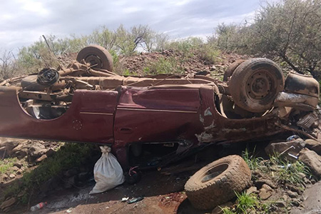 Tres personas resultaron lesionadas tras una volcadura en el tramo San Buenaventura-Namiquipa. Bomberos y Cruz Roja brindaron atención y trasladaron a los heridos al IMSS.