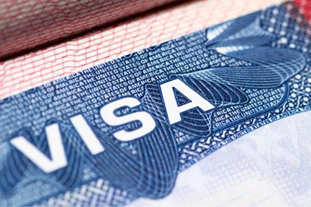 Desde 2026, EE.UU. aplicará una nueva cuota de 250 USD a visas no inmigrantes. Afectará a turistas, estudiantes y trabajadores temporales. El cobro solo será reembolsable si se cumple con reglas migratorias.
