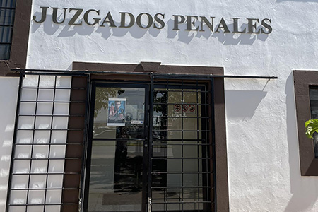 Mujer que había denunciado violación en Chihuahua perdona a su agresor tras acuerdo económico. El caso genera indignación por posible revictimización y falta de justicia efectiva.