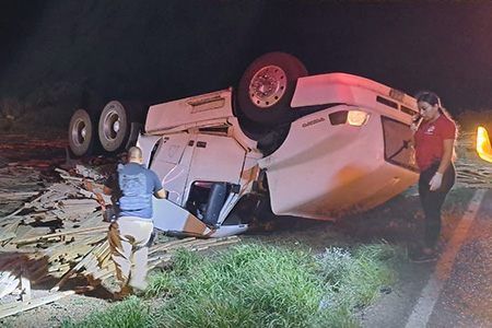 Un tráiler que transportaba 70 toneladas de madera volcó en el tramo Benito Juárez–Flores Magón; dos personas resultaron lesionadas y fueron trasladadas al hospital por la Cruz Roja.
