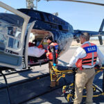 Una joven de 15 años con complicaciones tras una cesárea fue trasladada en helicóptero de Casas Grandes a Ciudad Juárez. La SSPE, Protección Civil y Salud coordinaron el operativo para garantizar atención médica especializada.