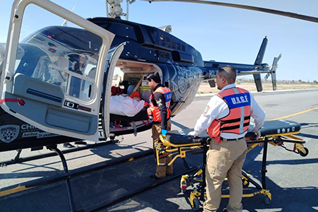 Una joven de 15 años con complicaciones tras una cesárea fue trasladada en helicóptero de Casas Grandes a Ciudad Juárez. La SSPE, Protección Civil y Salud coordinaron el operativo para garantizar atención médica especializada.