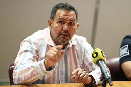 El alcalde Cruz Pérez Cuéllar recibió a la familia LeBarón en Juárez para abordar el ingreso de un exagente vinculado a la masacre de Bavispe. Aclaró que el elemento pasó los filtros legales vigentes.
