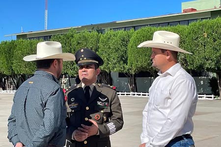 El alcalde de Galeana, Francis Leany, asistió a la toma de protesta del Coronel Juan Luis Hernández Castellanos como nuevo Comandante del 35° Batallón de Infantería, destacando la relevancia del Ejército en la seguridad y el desarrollo de la región noroeste de Chihuahua.