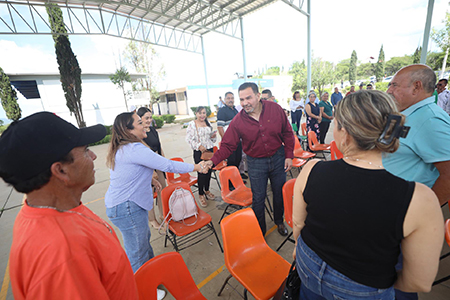 Escuelas de El Vergel, SFO y Valle de Allende reciben escritorios, pupitres y sillas gracias a la colaboración entre gobierno y sociedad civil.