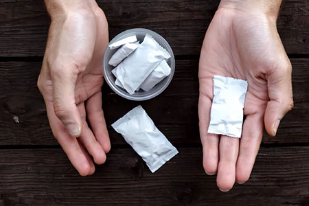 Un nuevo reto entre adolescentes estadounidenses involucra bolsitas de cafeína que liberan hasta 200 mg por unidad. Especialistas advierten sobre riesgos como ansiedad, taquicardia y dependencia.