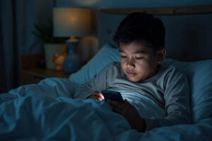 El uso excesivo de redes sociales afecta la salud mental de adolescentes, generando ansiedad, depresión, baja autoestima y trastornos del sueño.